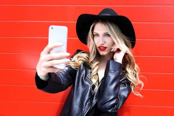 Mode kvinna använder telefon — Stockfoto