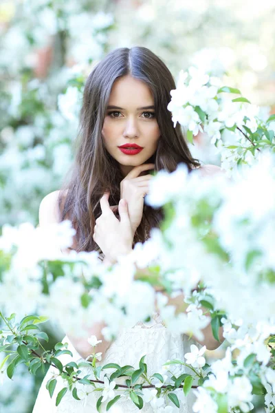 Mulher bonita em flor de primavera — Fotografia de Stock