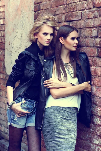 두 젊은 패션 여성 — 스톡 사진