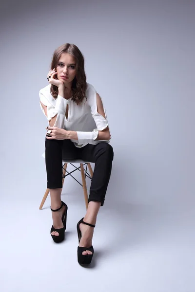 Mujer elegante en blusa blanca —  Fotos de Stock