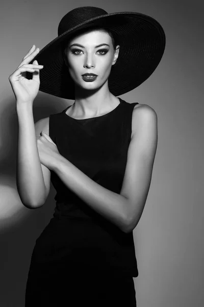 Mujer elegante en sombrero negro — Foto de Stock