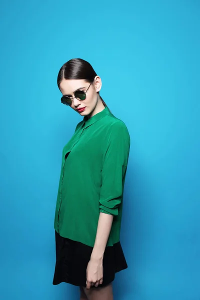 緑のシャツのファッション女性 — ストック写真