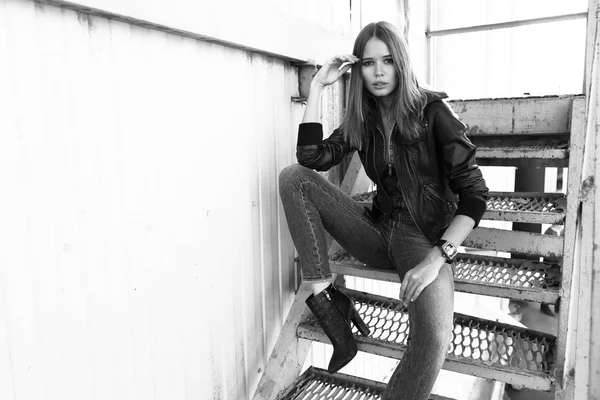 Mulher elegante vestindo jeans em geral — Fotografia de Stock