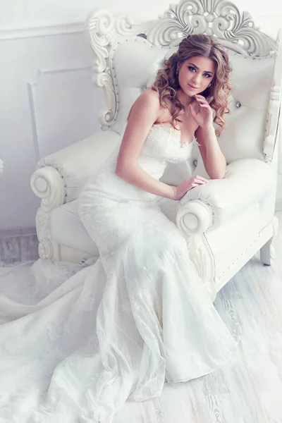 Bride sitting in antique armchair — Stock Photo, Image