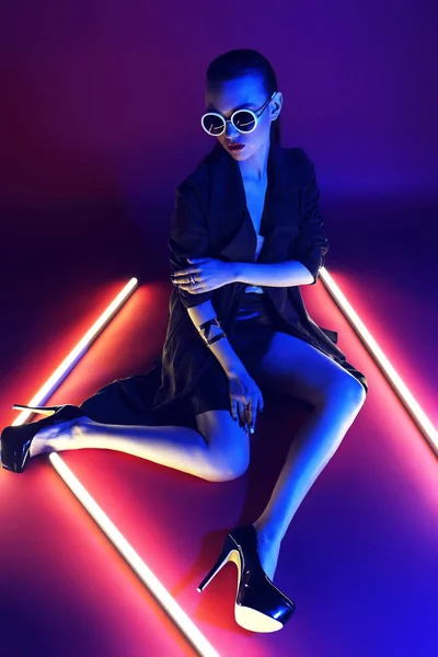 güneş gözlüklü kadın moda