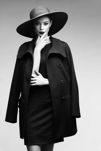 戴黑帽子的时尚女人 — 图库照片