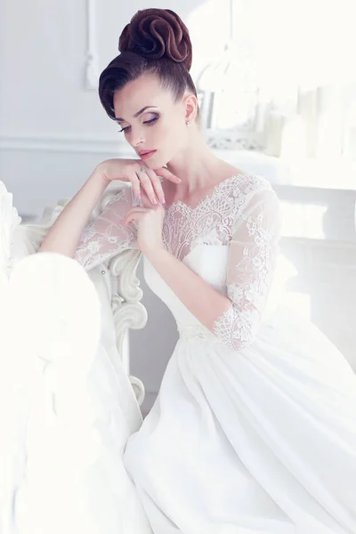 Young gorgeous bride — Stock Photo, Image