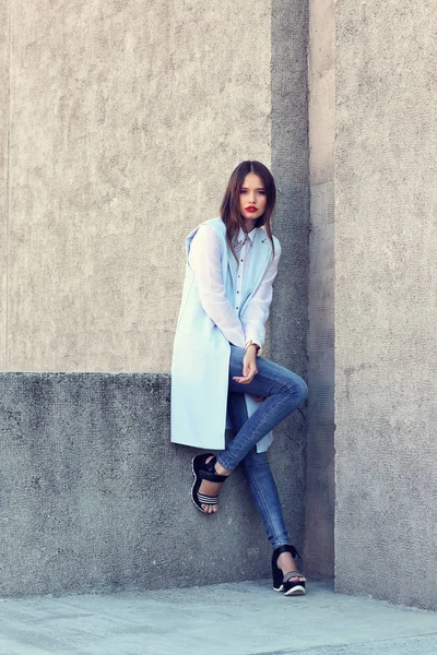 Elegante vrouw in blauw jasje — Stockfoto
