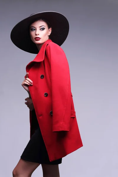 Mulher da moda com casaco vermelho — Fotografia de Stock