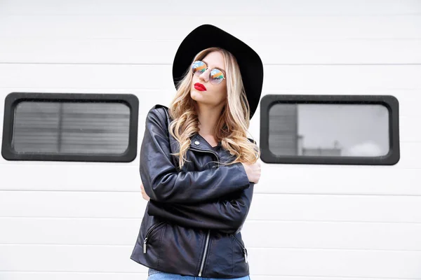 Moda mujer rubia hipster — Foto de Stock