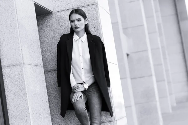 Mulher elegante em casaco azul — Fotografia de Stock