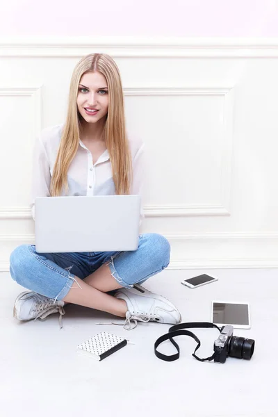 Glückliche Frau mit Laptop — Stockfoto