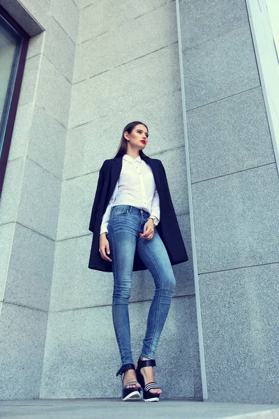 Elegante vrouw in blue jeans — Stockfoto