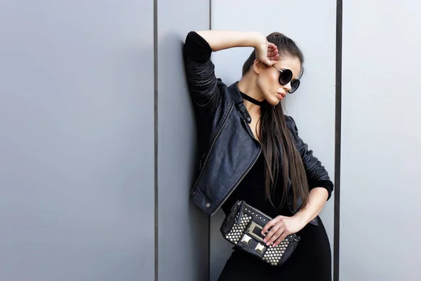 Mujer en chaqueta de cuero negro — Foto de Stock