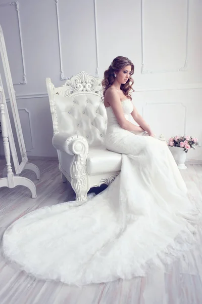 Bella sposa in poltrona antica — Foto Stock