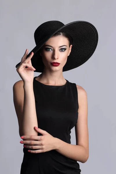 Mujer elegante en vestido negro — Foto de Stock