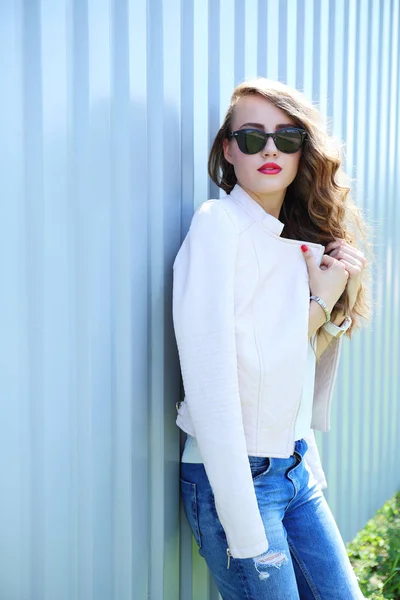 Mujer FAshion con el pelo rizado — Foto de Stock