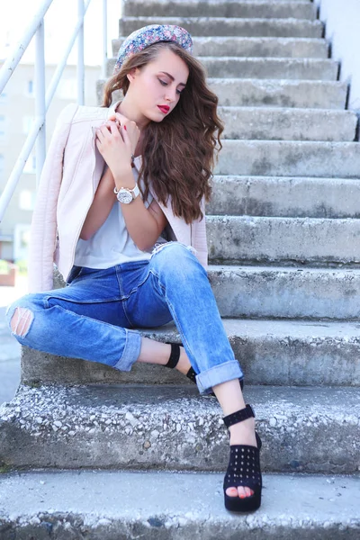 Mujer de moda con el pelo largo —  Fotos de Stock