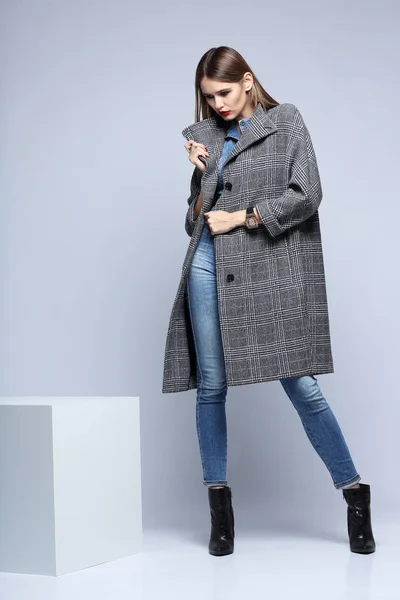 Ung kvinna i grå kappa — Stockfoto
