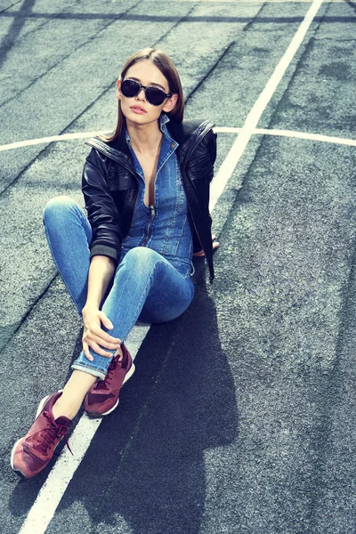 Mujer hipster con estilo — Foto de Stock