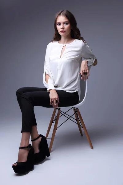 Vrouw in witte blouse — Stockfoto
