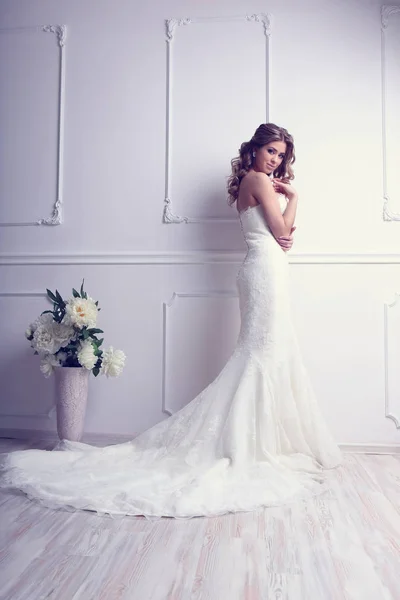 Sposa in interni antichi — Foto Stock