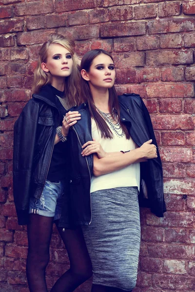 두 젊은 패션 여성 — 스톡 사진