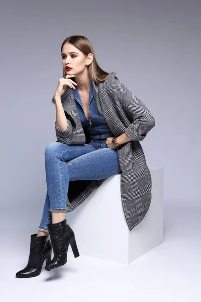 Mulher da moda em casaco cinza — Fotografia de Stock