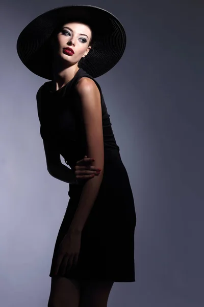 Femme en chapeau noir et robe — Photo