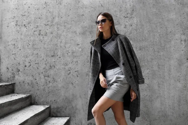 Modefrau im grauen Mantel — Stockfoto