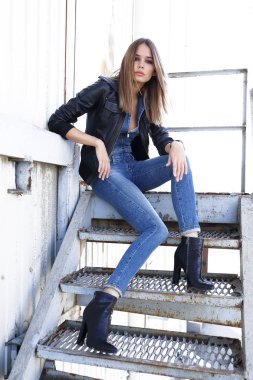 Genel kot giyen genç kadın