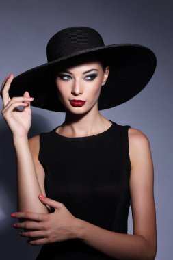 Siyah şapkalı şık kadın