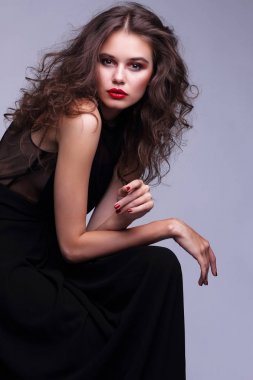 kadın parlak bir makyaj ile