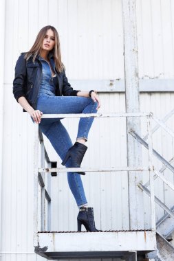 şık kadın giyiyor ceket