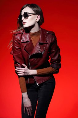 güneş gözlüklü genç modeli