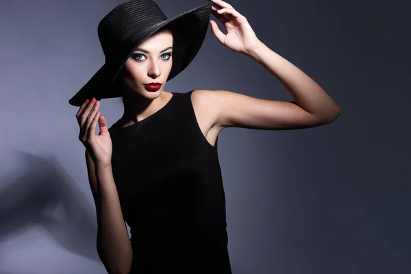 Vintage woman in black hat — Stock Photo, Image