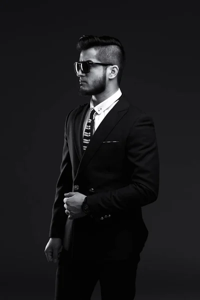 Стильний чоловік в елегантній куртці — стокове фото