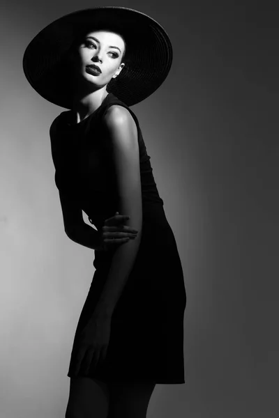 Moda donna in cappello nero — Foto Stock