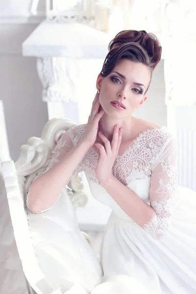 Splendida sposa seduta in interni antichi — Foto Stock