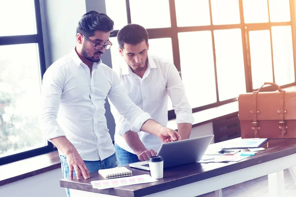 Young businessmen working — Stock Photo, Image