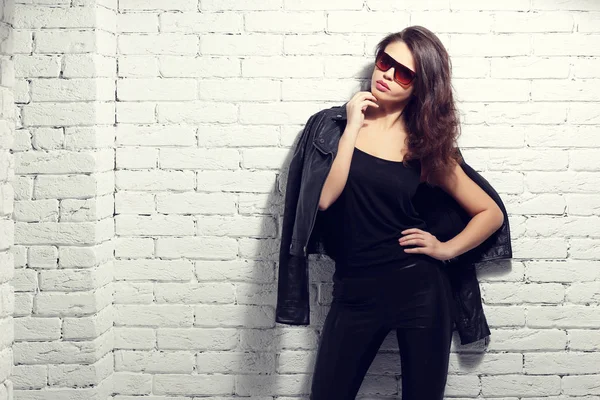 Fashion model in sunglasses — Stock Photo, Image