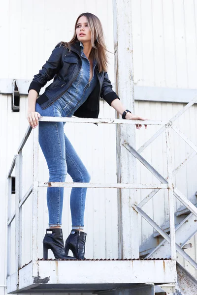 Mujer elegante con chaqueta — Foto de Stock