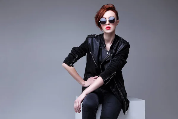 Fashion model in sunglasses — Stock Photo, Image