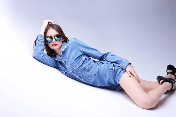 Donna in denim complessivo — Foto Stock