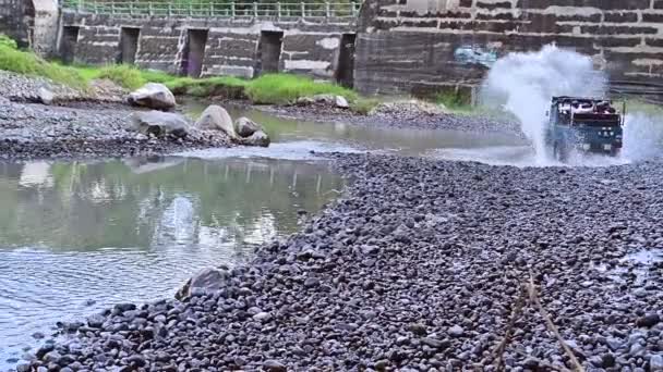 Gran Salpicadura Agua Orillas Del Río Desde Jeep Todoterreno Que — Vídeo de stock