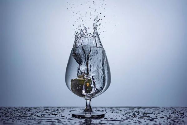 Su sıçraması, şarap kadehinde limonla dondurucu görüntü.