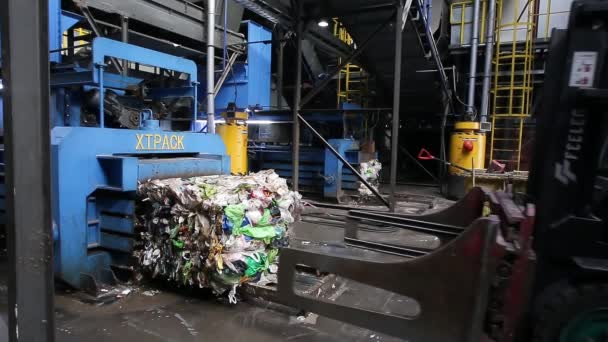 グロドノ ベラルーシ 10月2019 掘削機は 現代の廃棄物リサイクル処理工場を分類する際に大きな山にゴミを積み込みます 分別収集と分別収集 廃棄物の再資源化及び貯蔵 — ストック動画