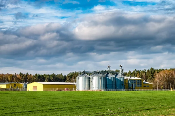 Anläggning för bearbetning och tillverkning av jordbruksprodukter för bearbetning och silve — Stockfoto