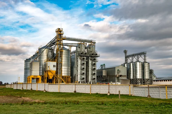 Planta de transformación y fabricación de productos agrícolas para la transformación y el ensilado — Foto de Stock