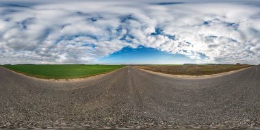 Tam küresel hdri panorama 360 derece açıyla sonbahar günü asfalt yolda güzel bulutlar eşdikdörtgen yansıtmalı, Vr Ar sanal gerçeklik içeriğine hazır